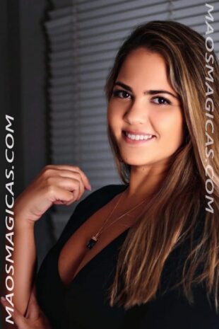 Catarina, terapeuta especializada, oferecendo terapia para bem-estar emocional.