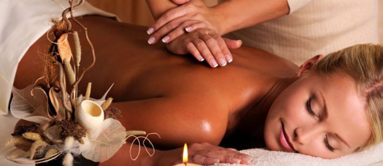 Profissional realizando massagem relaxante em cliente, com foco em técnicas de alívio de tensão muscular e bem-estar no Rio de Janeiro.