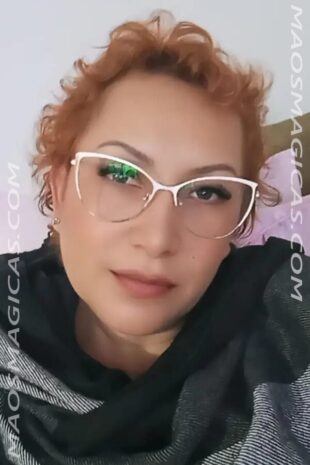 Terapeuta Flavia Maria aplicando massagens terapêuticas para aliviar o estresse e melhorar o equilíbrio corporal.