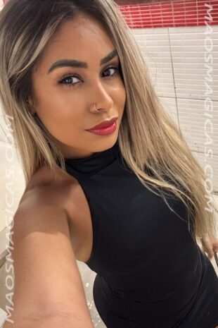 Anne aplicando massagem tailandesa, técnica que ajuda no alívio muscular, na Barra da Tijuca.