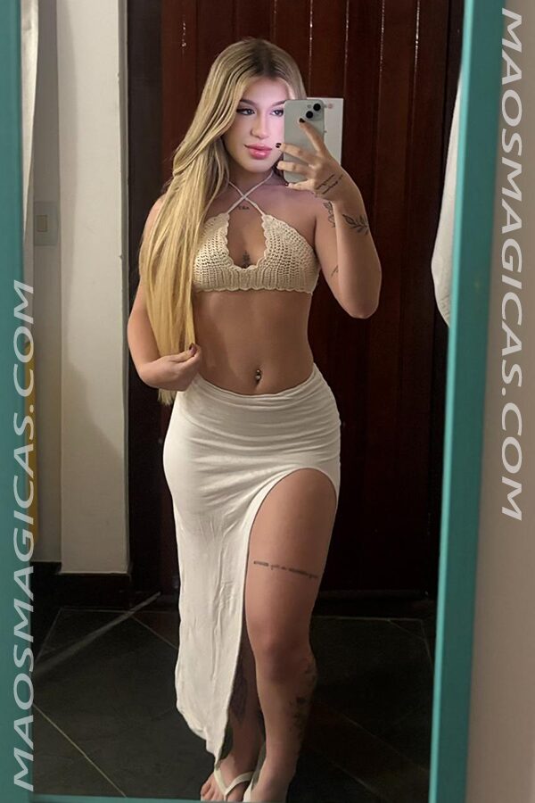 Clara realizando massagem relaxante profunda no Rio de Janeiro, proporcionando alívio das tensões musculares e estresse.