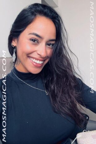 Camila realizando uma massagem Quatro Mãos em cliente, com duas terapeutas trabalhando ao mesmo tempo.