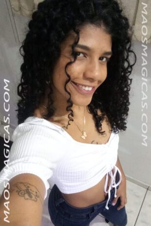 Letty Araújo realizando massagem Lingam na Freguesia, com toque suave e preciso.