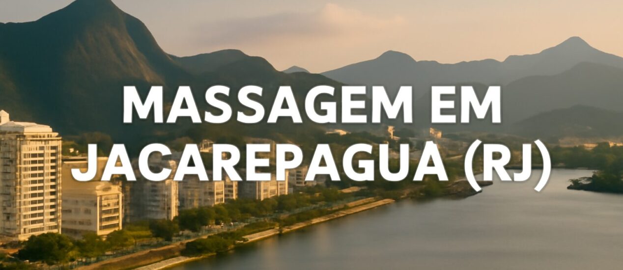 Vista de Jacarepaguá com prédios, montanhas e lagoa ao fundo, com a frase “Massagem em Jacarepaguá (RJ)” ao centro.