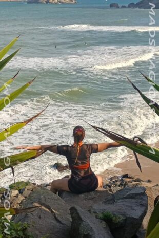 Mel proporcionando uma massagem que equilibra corpo em Freguesia.