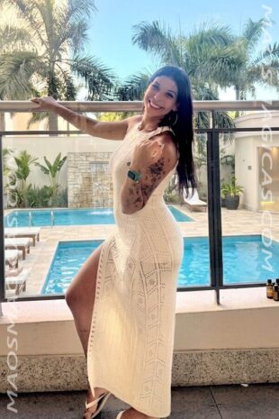 Karollina, terapeuta na Barra da Tijuca, realizando massagem tântrica para promover relaxamento e equilíbrio energético.