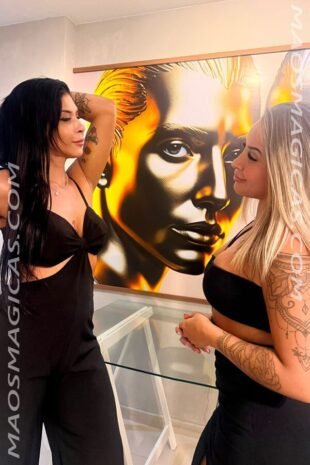 Duas terapeutas da Pocahontas Barra oferecendo experiência de massagem a 4 mãos na Barra da Tijuca.