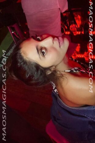 Cliente recebendo massagem Nuru com Brenda, promovendo relaxamento profundo e conexão corporal.