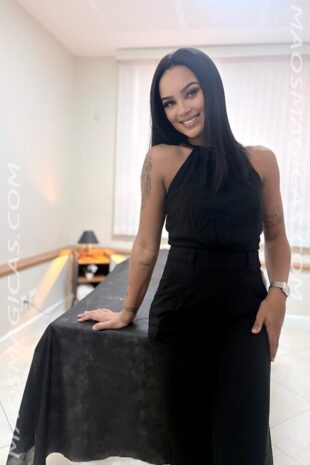 Cliente recebendo massagem relaxante com Bruna Massagista no Centro do Rio de Janeiro.